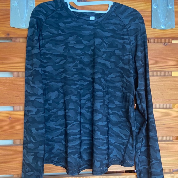 lululemon athletica Tops - black camo rise and run long sleeve
